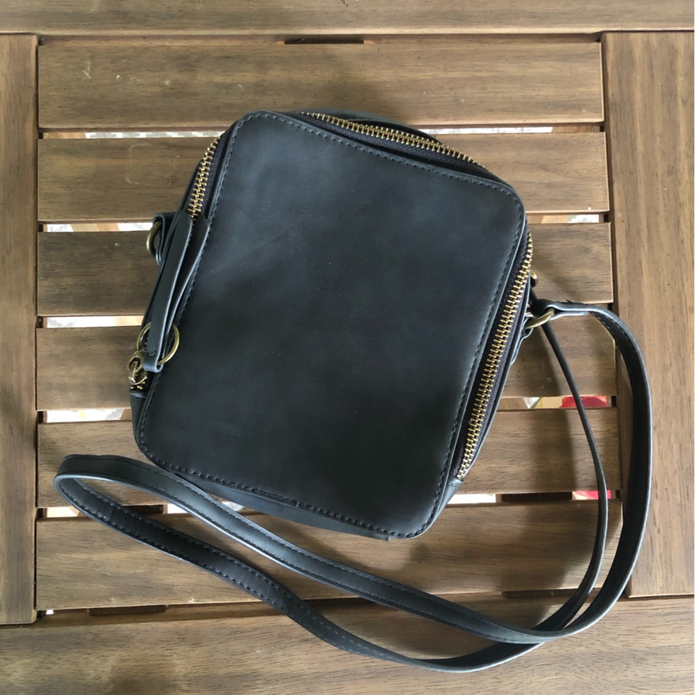 • UNIVERSAL THREAD • crossbody